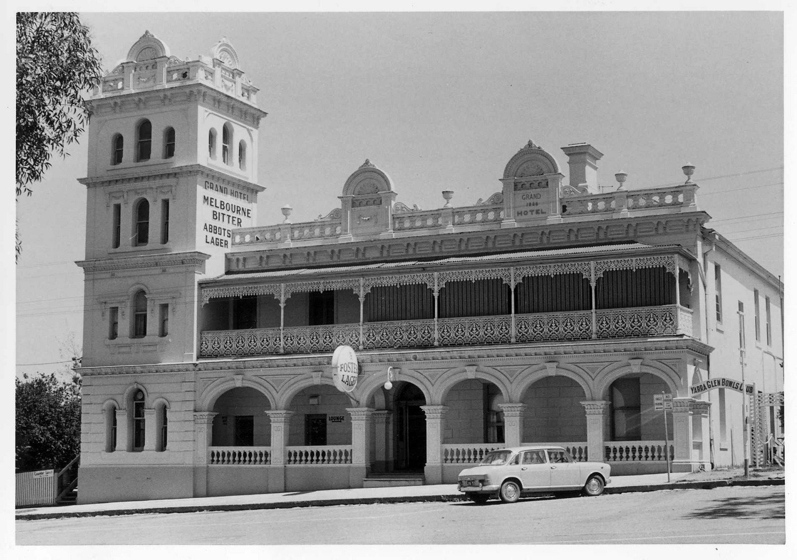 Yarra Glen, Grand Hotel, Yarra Glen 1968 Grey SLV