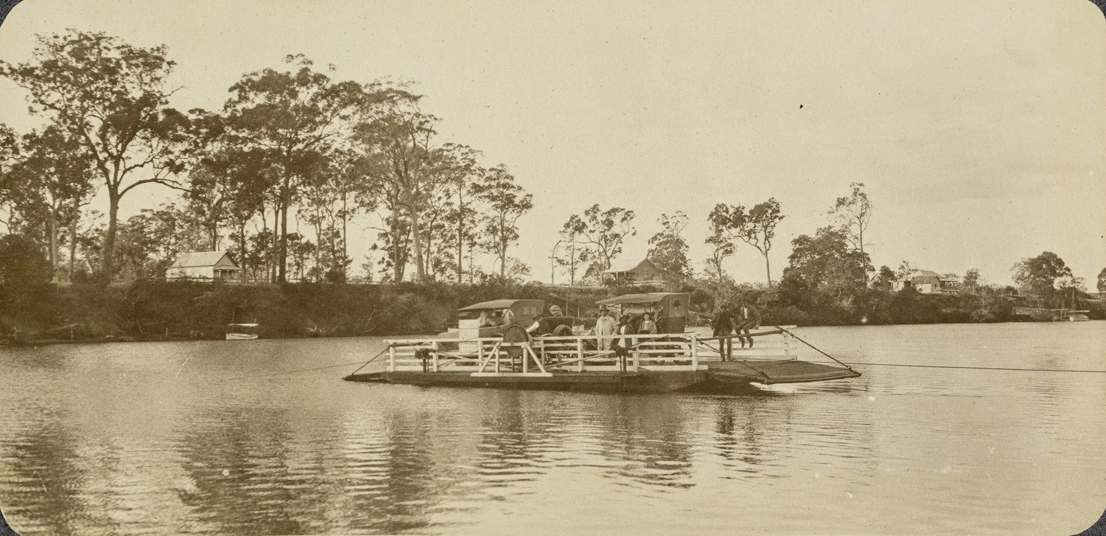 Vehicles and passengers crossing the Coomera River by ferry, 1918