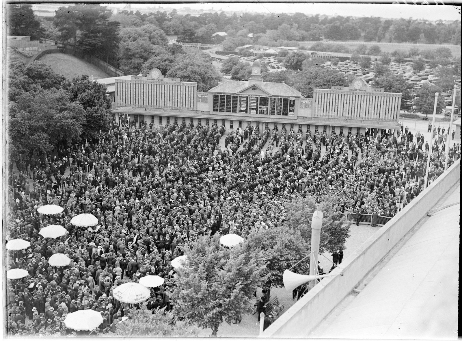 Crowd at Flemington Racecourse 1935 2