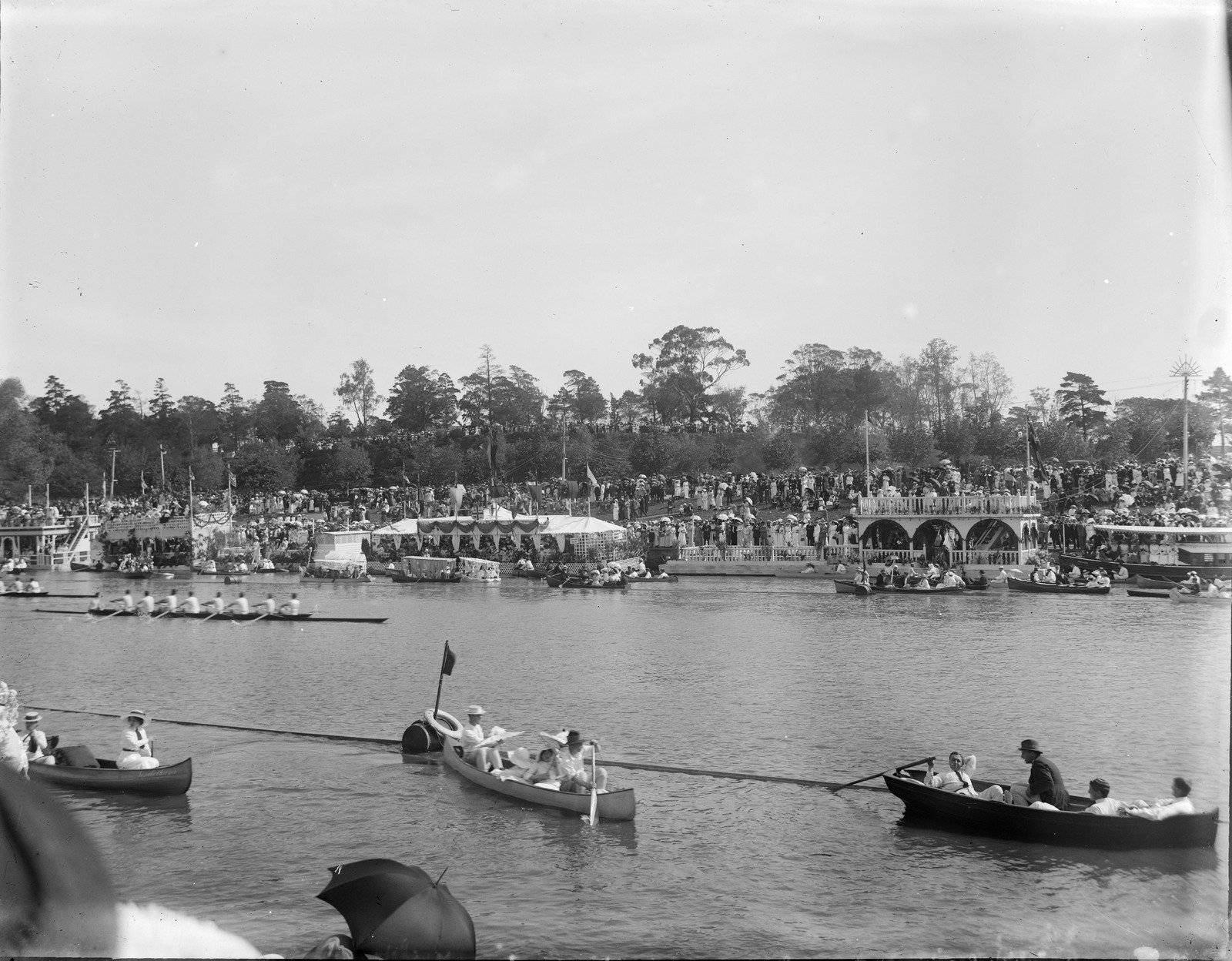 Henley on Yarra, rowers and spectator craft 1914-33 1