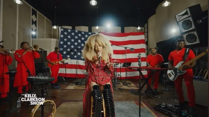 Mane this week don't owe me nun.  I got to play behind the amazing Kirby ( @singkirbysing ) on the @kellyclarksonshow .  Tho I played through the worst toothache of my life, I must say that it was so worth it.  I really got to experience some absolut