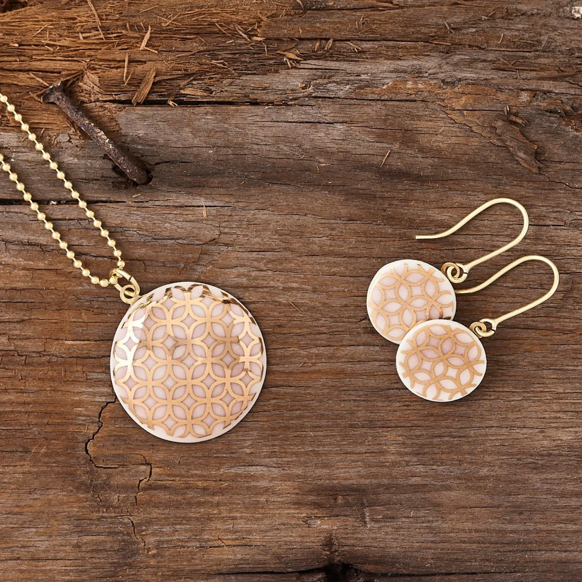 Rosa Schmuckset großer Porzellan-Anhänger und Ohrhänger mit grafischem Golddekor