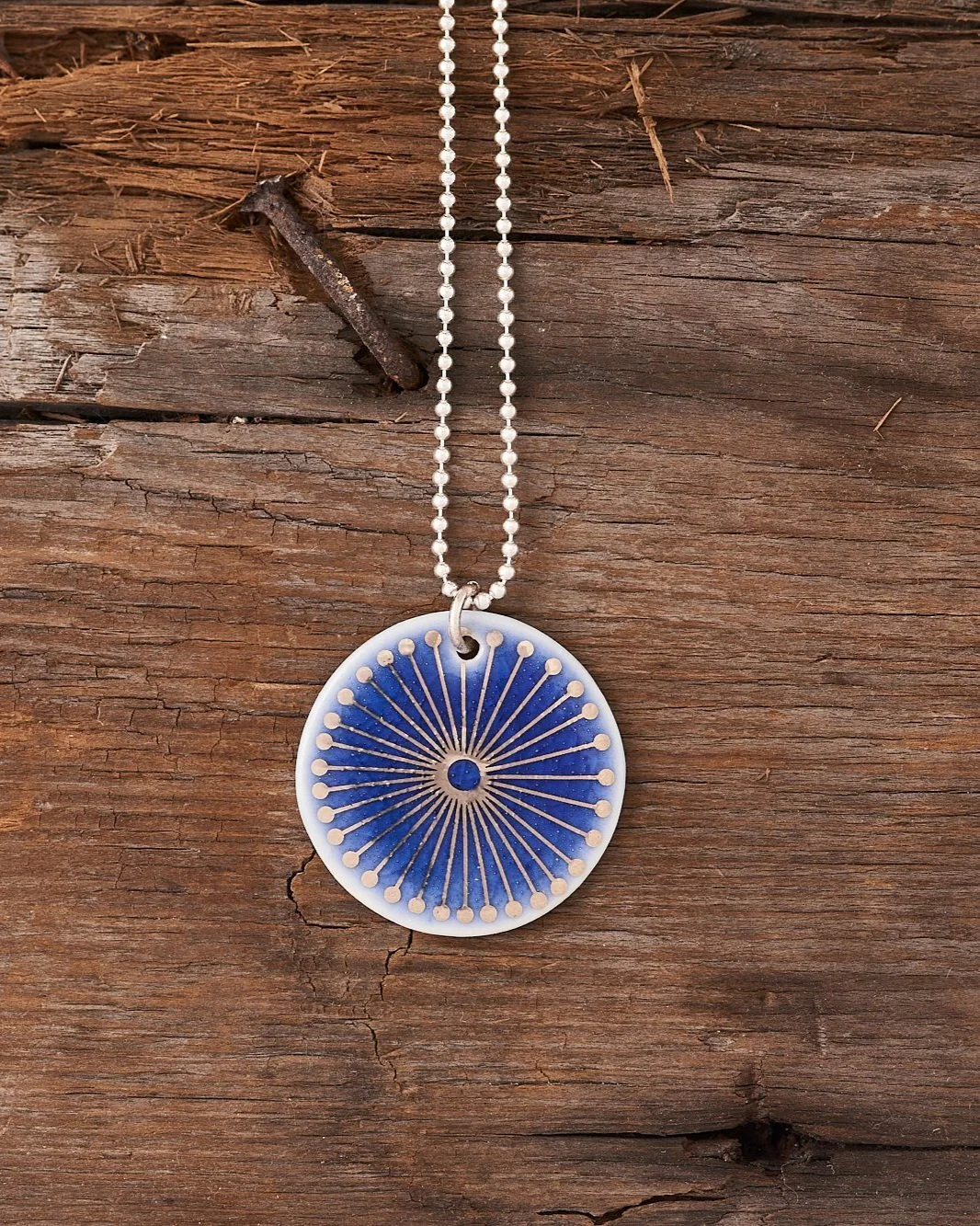 Großer blauer Porzellan-Anhänger mit Strahlenkranz aus Platin und Silberkette — Schmuck aus Porzellan