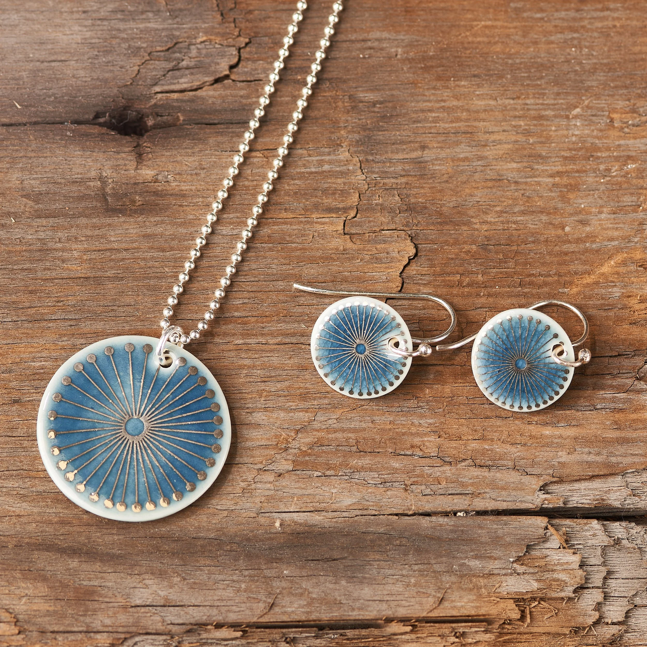 Blaues Schmuckset großer Porzellan-Anhänger und Ohrhänger mit grafischem Strahlenkranz aus Platin — Schmuck aus Porzellan