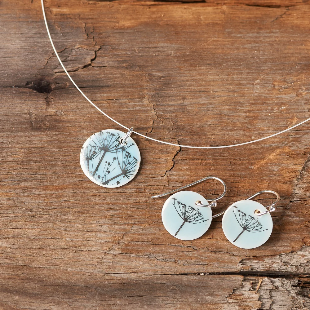Rosa Schmuckset kleiner Porzellan-Anhänger und Ohrhänger mit Goldblume — Schmuck aus Porzellan