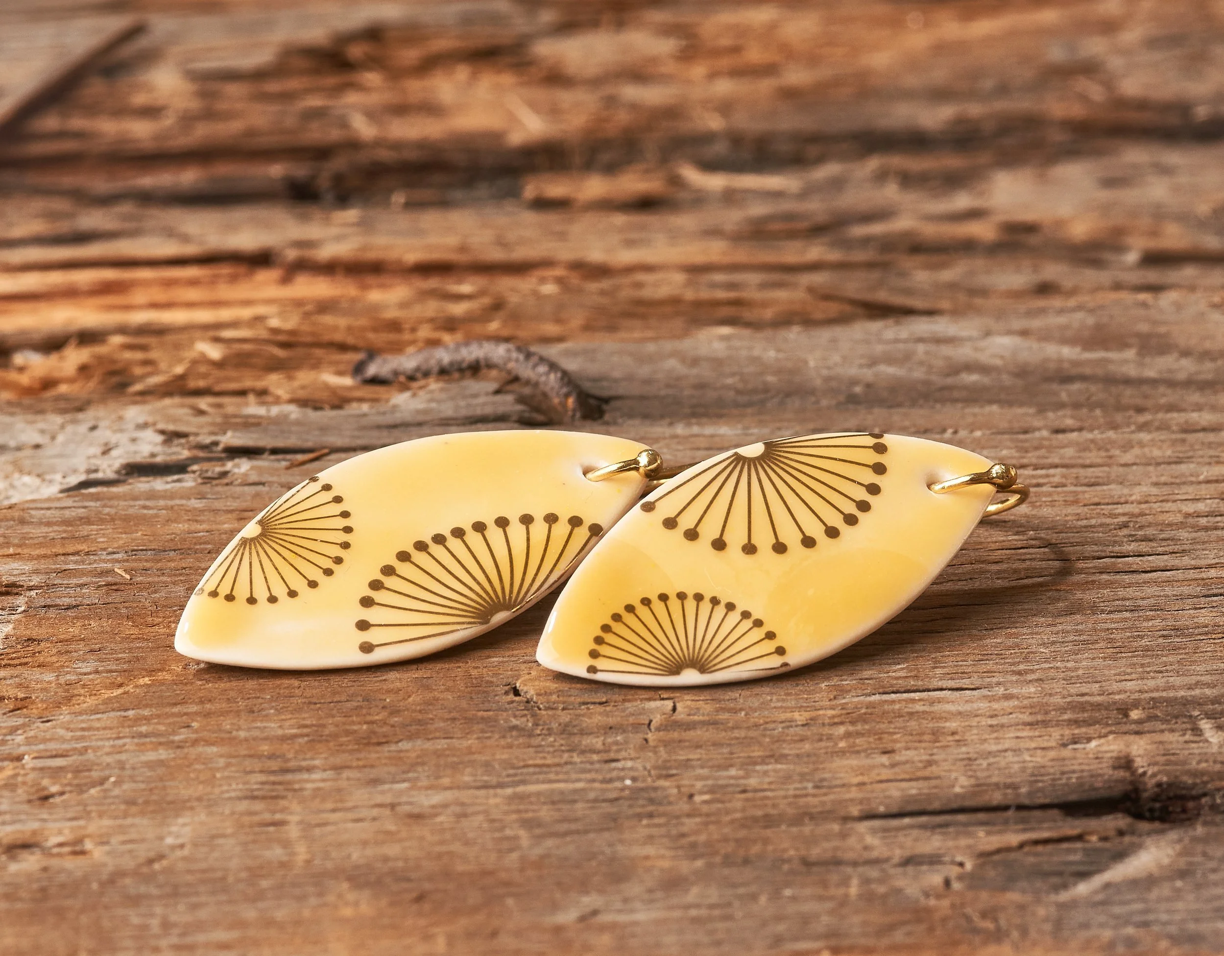 Große gelbe Porzellan-Ohrhänger mit Strahlenkranz-Golddekor
