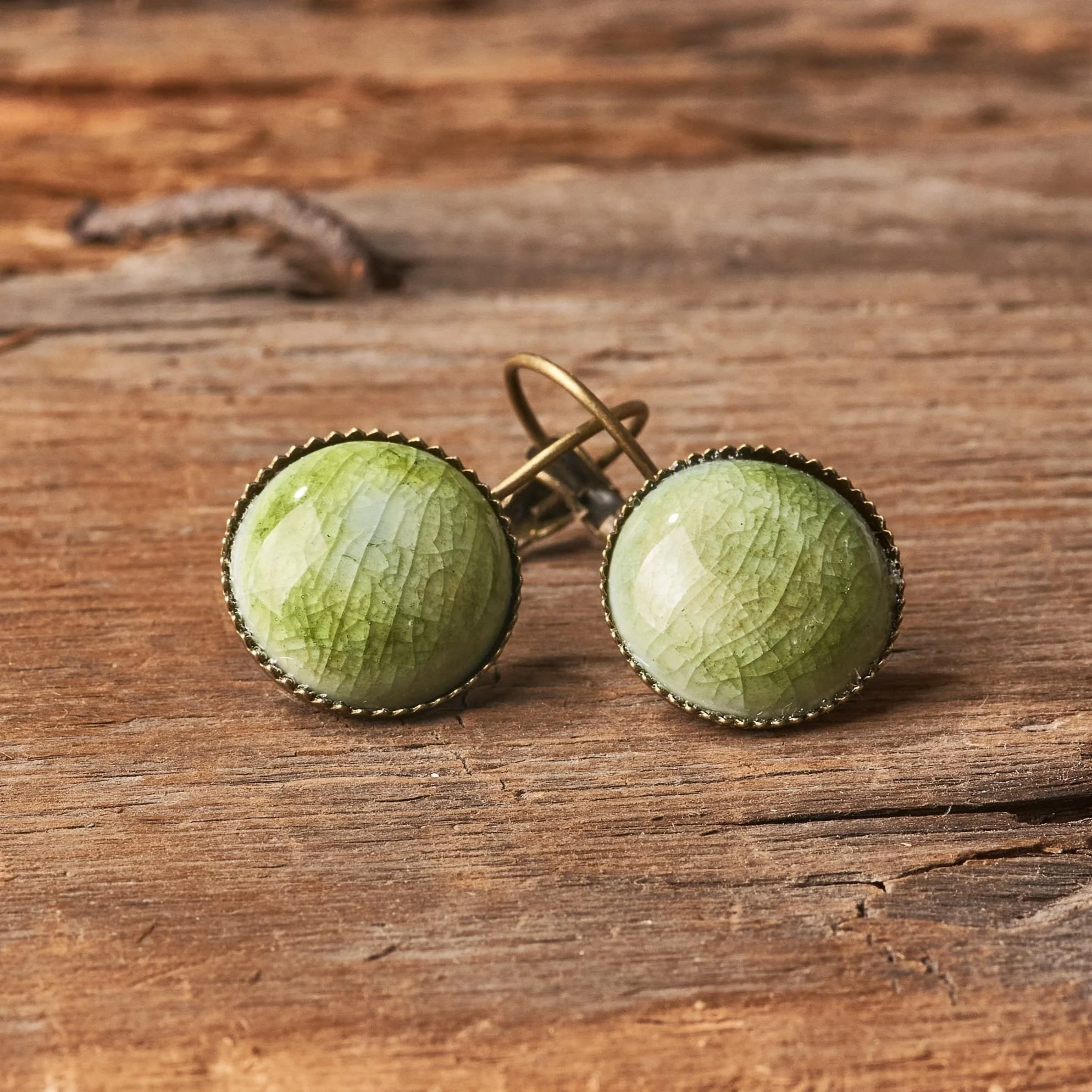 Grüne Porzellan-Ohrhänger mit Craquelé-Glasur