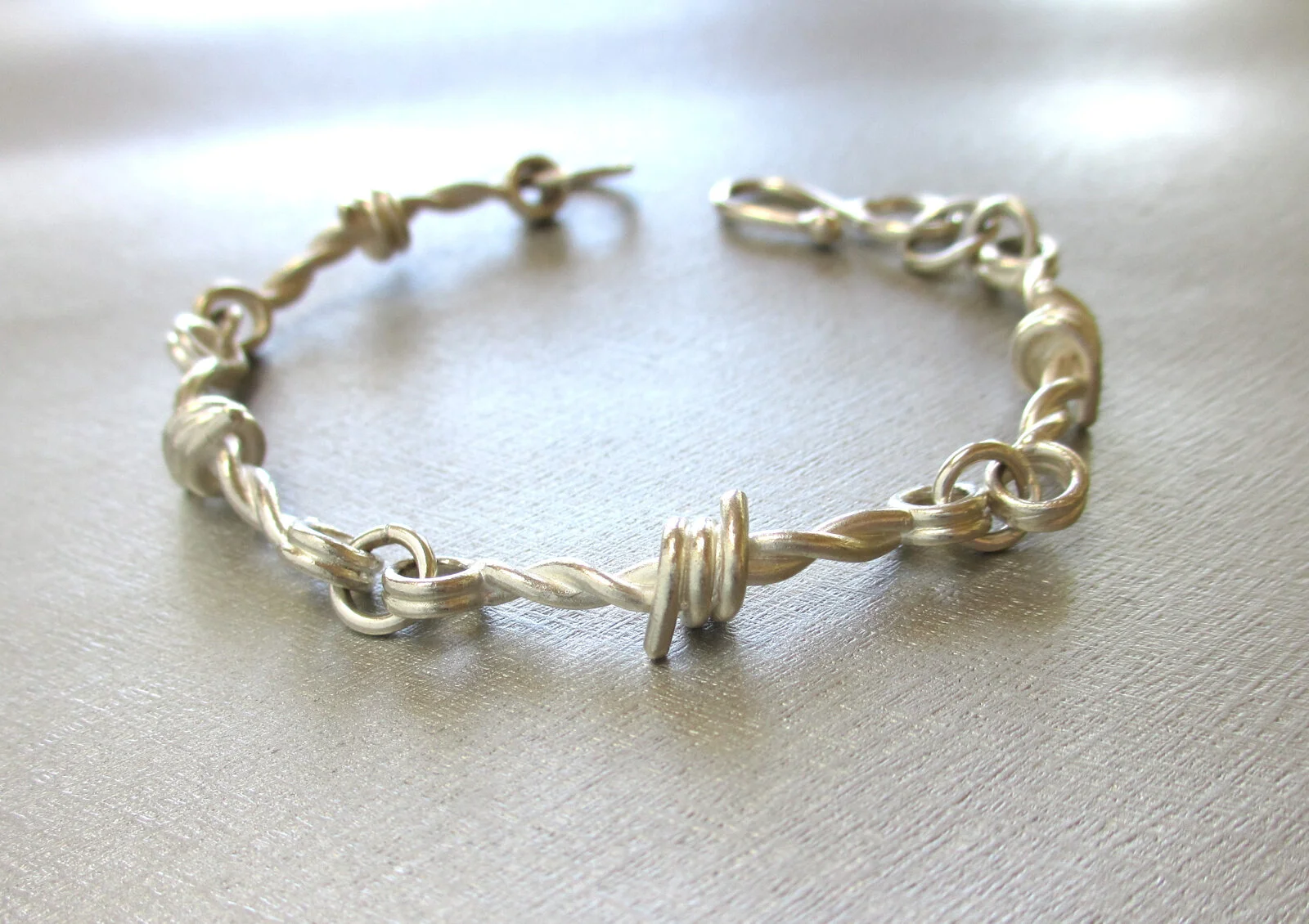 9d40253e773c797f-barbedwirebracelet.JPG