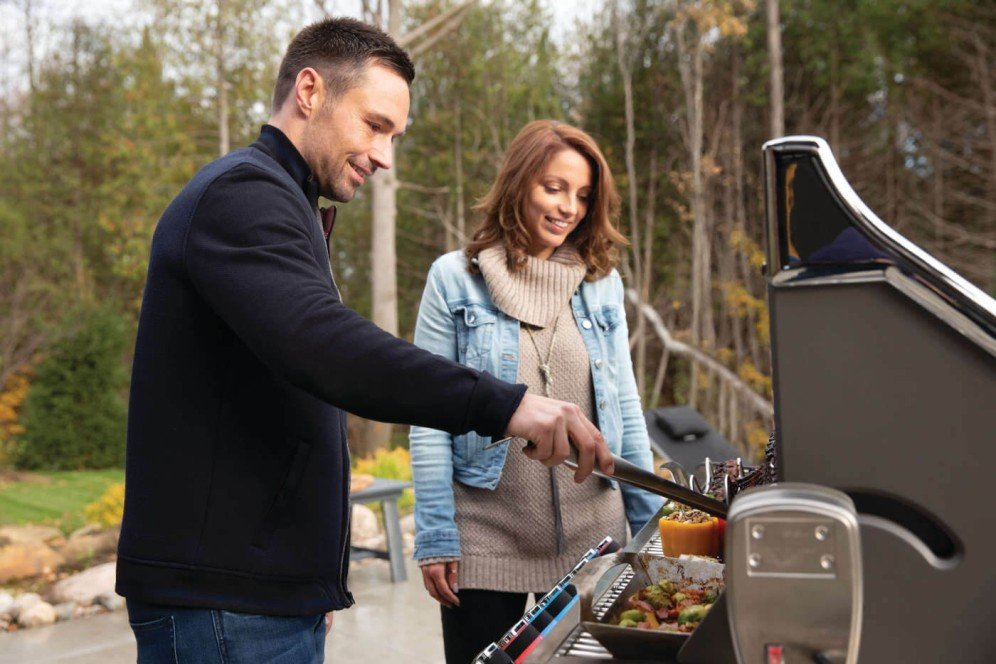 PRO665RSIBPSS-3-Web-Gallery-06-Prestige-Pro665-3-Life-Man-and-Woman-Grilling.jpg