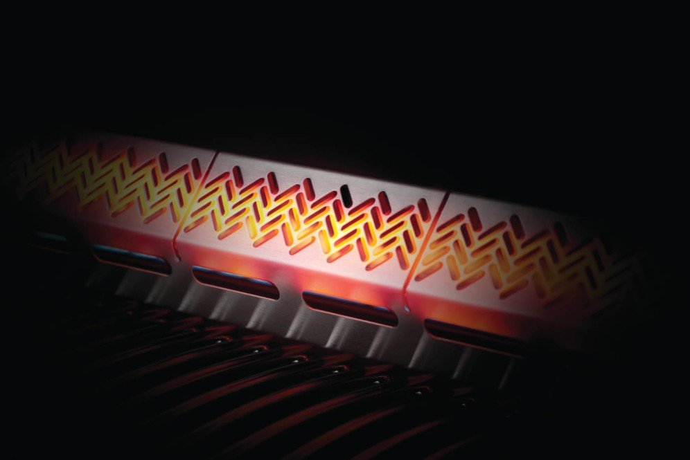 RSE425RSIBPSS-1-Web-Gallery-09-Rogue-1-Details-RearBurner-GLow.jpg
