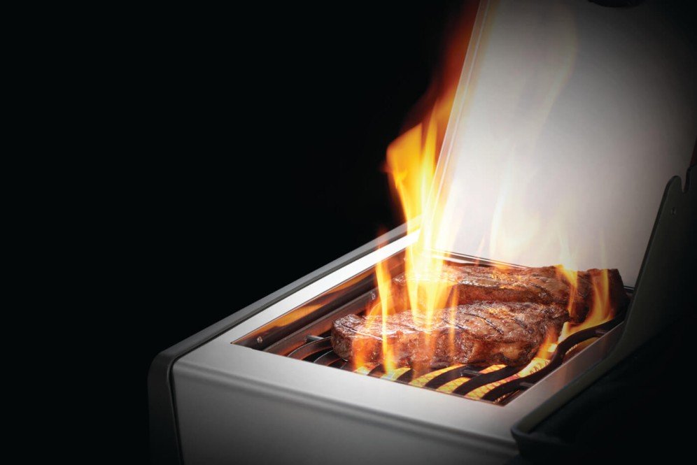 RXT425SIBPSS-1-Web-Gallery-08-Rogue-1-Details-RXT-SideBurner-IR-SmallShelf-SS-InUse.jpg
