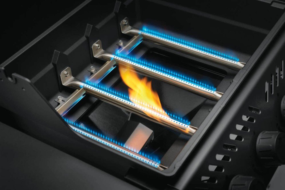 F425PGT-DE-Web-Gallery-07-Freestyle-Sear-Details-Empty-Burners-On-Jet-Fire__Cmyk_Final.jpg