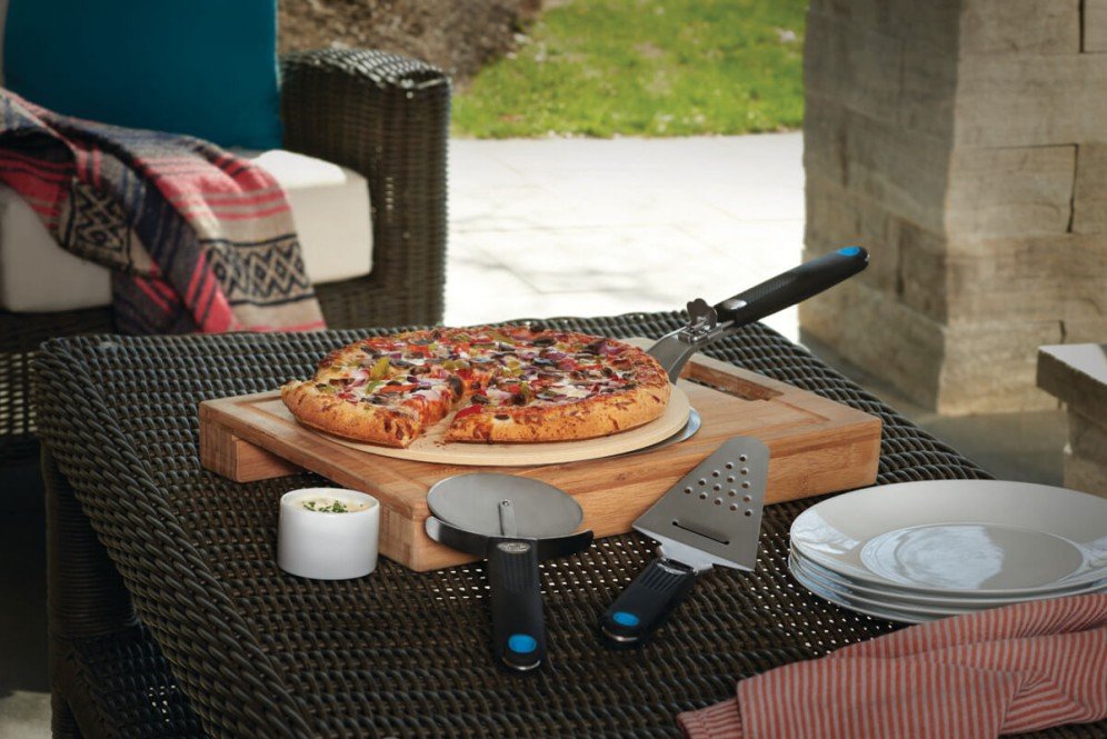 90002-Web-Gallery-11-90002-starterkit-pizza-in-use-working.jpg