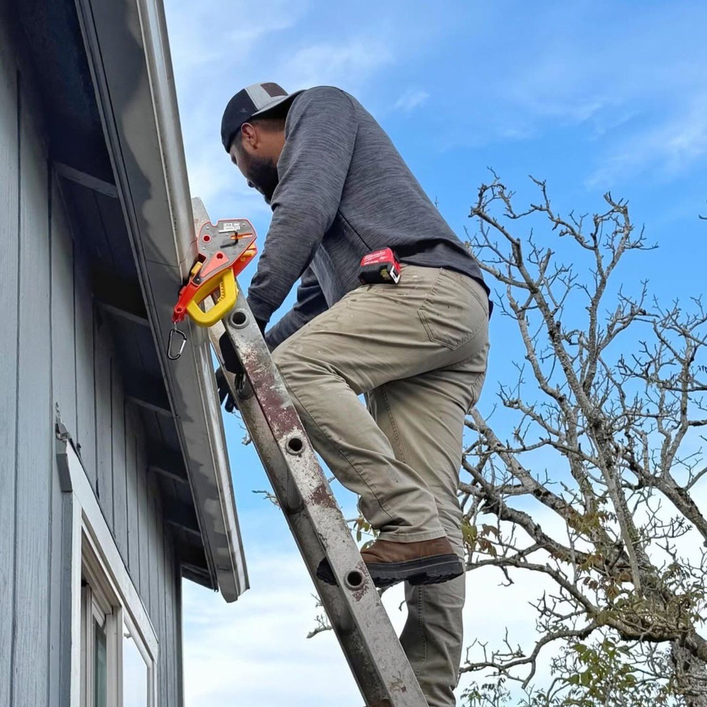 Secure your climb in seconds.

Ever felt uneasy climbing up a ladder? We know the struggle of trying to keep it stable.

That's where the Lock Jaw Ladder Grip comes in, providing a secure grip and peace of mind.

It locks in place in just 5 seconds, 