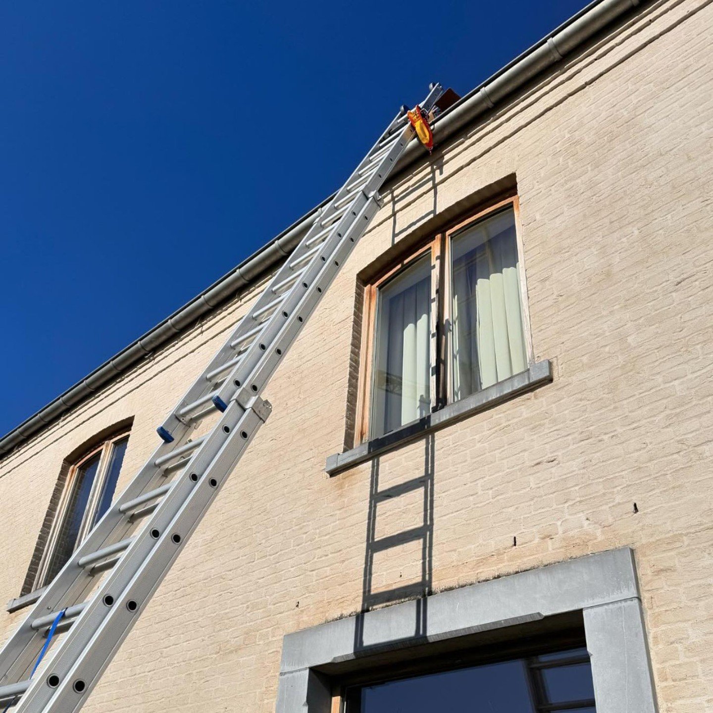 Stay steady while working above ground.

Working at heights can be nerve-wracking, right? That's why stability is key!

A ladder stabilizer can make a world of difference.

It keeps things steady while you clean gutters or paint. Feeling safer alread