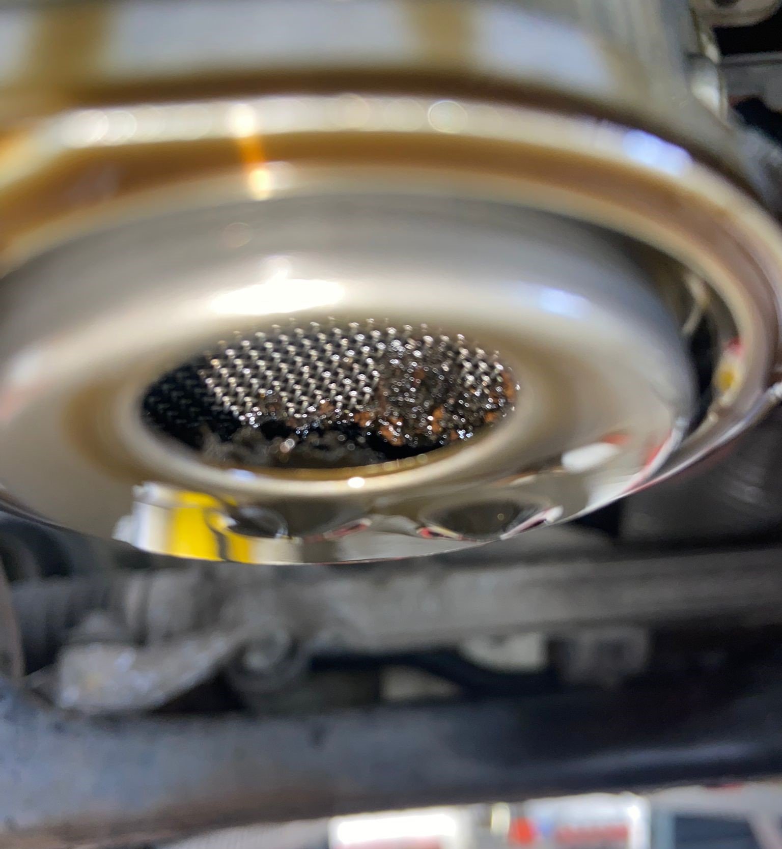 Verschmutztes Sieb durch Ablagerungen eines defekten Zahnriemens