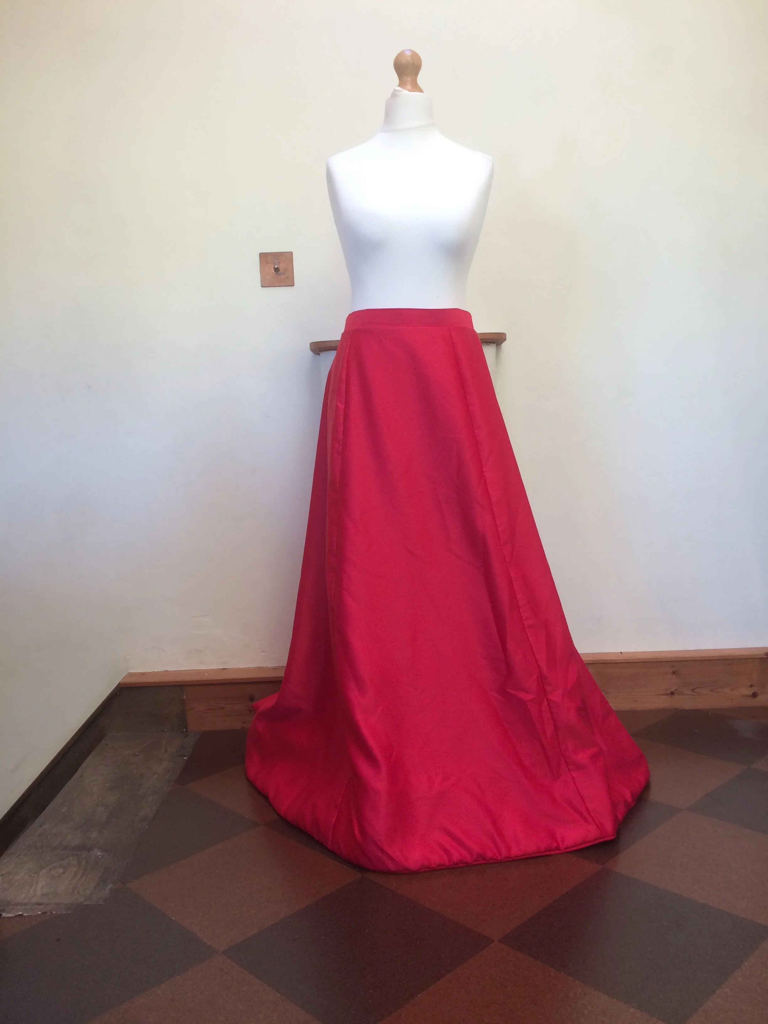 Skirt on dummy front view