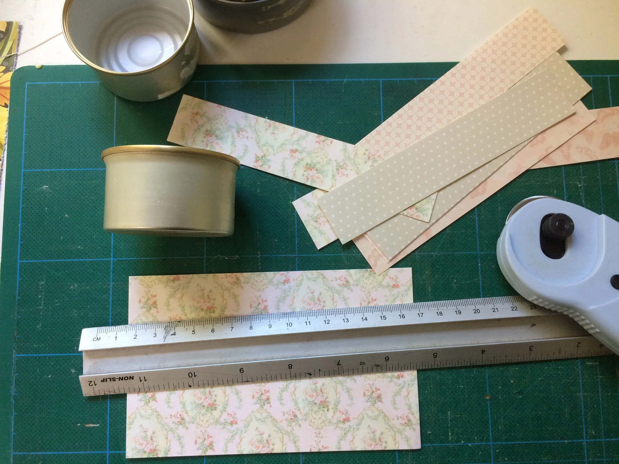 Cutting strips of paper with rotary cutter