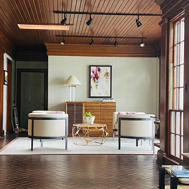 Who&rsquo;s ready for Friday? 🙋&zwj;♀️ Happy Hour here please!  Another favorite install by @casey_matthews_artist - with @rssdesign757 #artmakesthespace #caseymatthews #modernart #contemporaryart #artanddesign #artandinteriors #artandinteriordesign