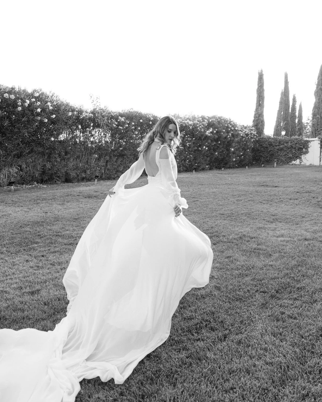 Paseos bonitos al atardecer 🤍

@beatrizsm18
@isabelhervascouture
@kolosseumpeluquerias
@rogardi__ 
@cortijoenmedio

#bodasgranada #fotografobodasgranada #weddinginspiration #novias2025 #weddingphotographer #detallesdeboda