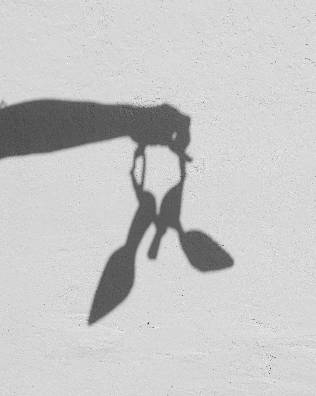 Sombras en los bonitos preparativos de Mar&iacute;a 🤍

@mfernandezcobos
@lourdesalmeron.events

#bodasgranada #fotografobodasgranada #weddinginspiration #novias2025 #weddingphotographer #detallesdeboda