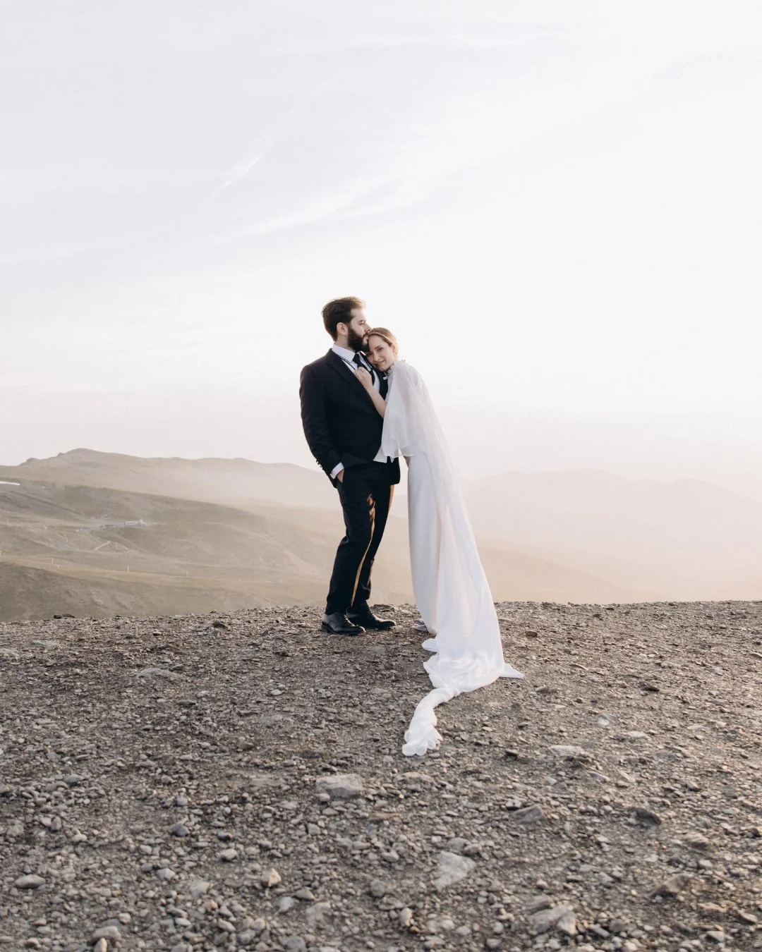 Una boda en las nubes ☁️💍

@ninavelsa
@sermartov
@rosa_clara
@raquelzapatos_es
@portagomoda
@anabcivantos
@duopeluqueros
@nerine.arte.floral
@cornetfilms 
@coco_tocados @loalbajoyeros @peluqueriarodriguez 
#FotografoDeBodasEnGranada #BodaEnSierraNev