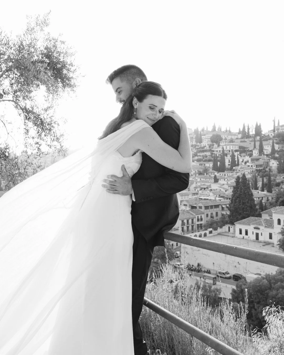 Un mont&oacute;n de cosas bonitas que pasaron en la boda de Cristina &amp; Pablo 🤍

@cgumichu
@lolamartin_atelier
@candilsuite
@paulet.official
@pablo_ortegam
@carmendeloschapiteles
@jc.javier.canizares
@laborraja
@peluqueria_montesinos
@beatrizabad