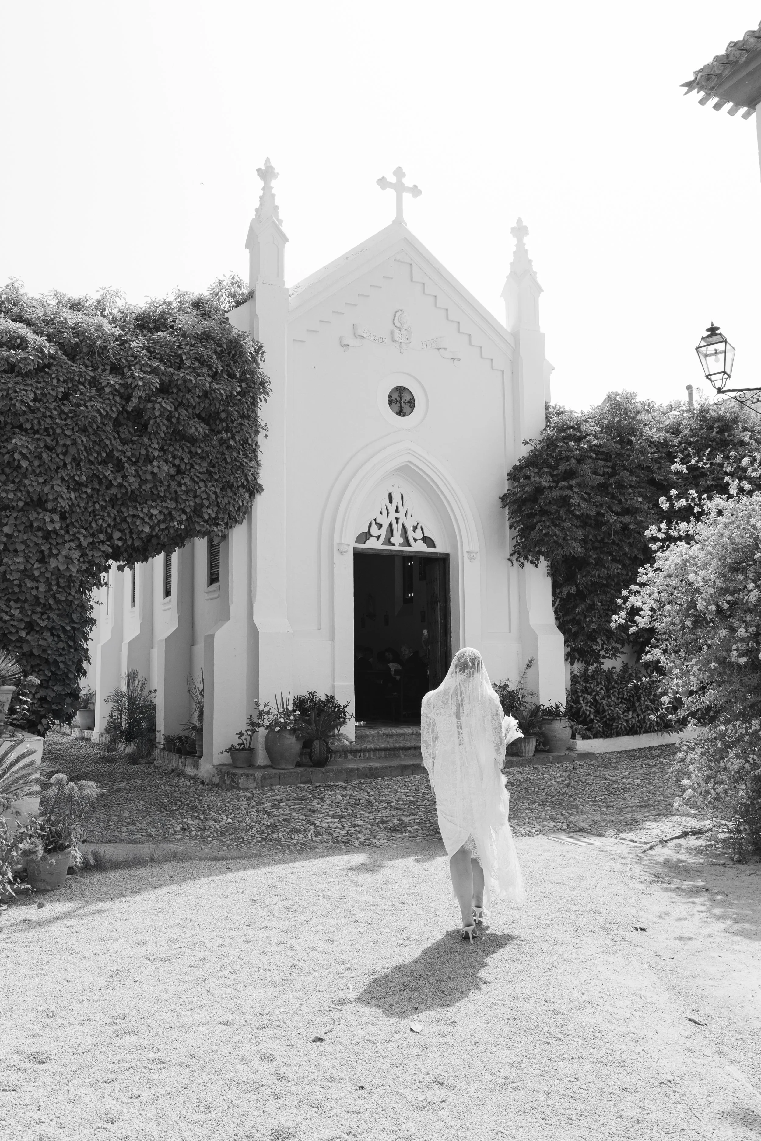 Novia entrando en el Palacete de Cázulas en Granada en un momento elegante y natural fotografiado por fotógrafo de bodas en Granada con estilo editorial y documental.
