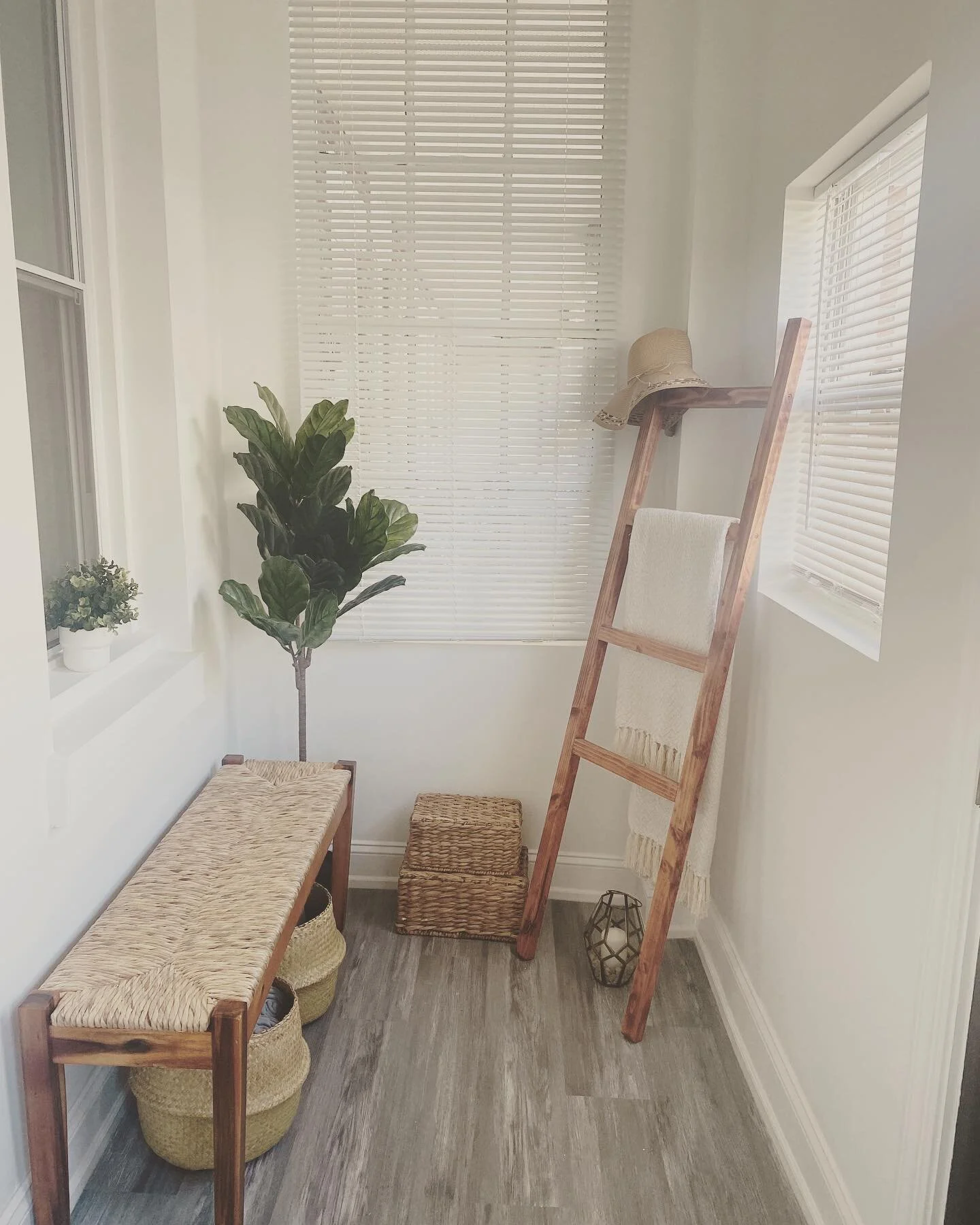With a few simple additions, such as benches, hooks, shelves, and baskets you can create and organized narrow entryway in virtually any space that you have to work with📌