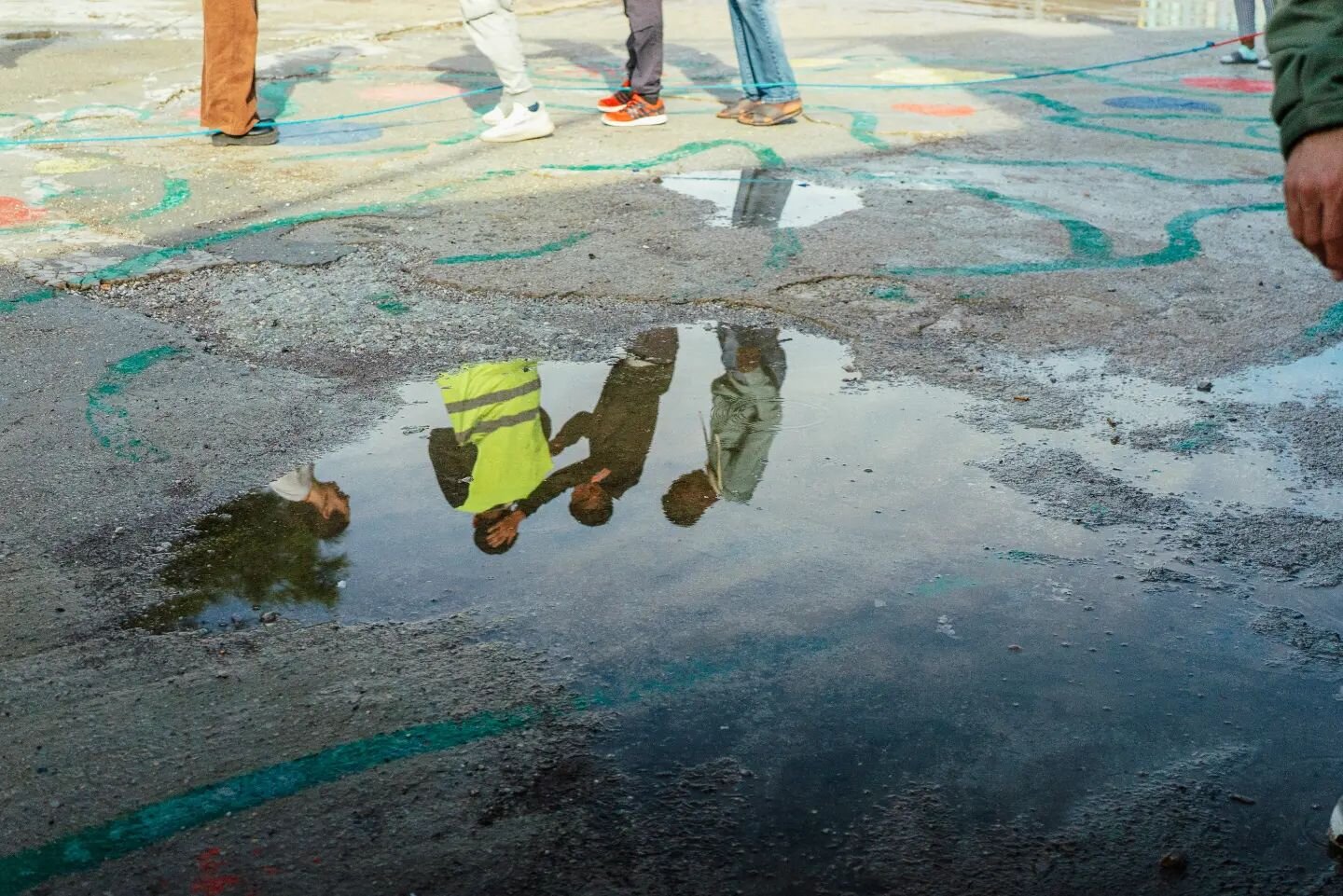 ☀️A sunny day in Par&eacute;a after a winter storm!

🌈 Reflected in the puddles you can see the meaning of our center: community! Our volunteers and visitors skipping the rope together. 

Thank you @circus_lesvos for the joy and laughter you spread 