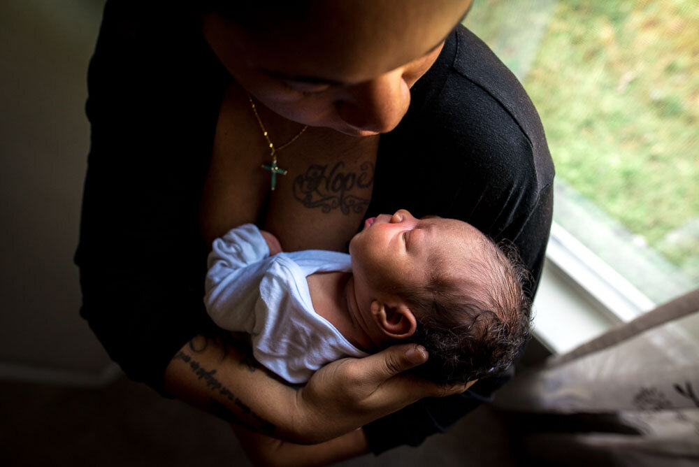 02-jacksonville-intimate-postpartum-photography-newborn-home-breastfeeding.JPG
