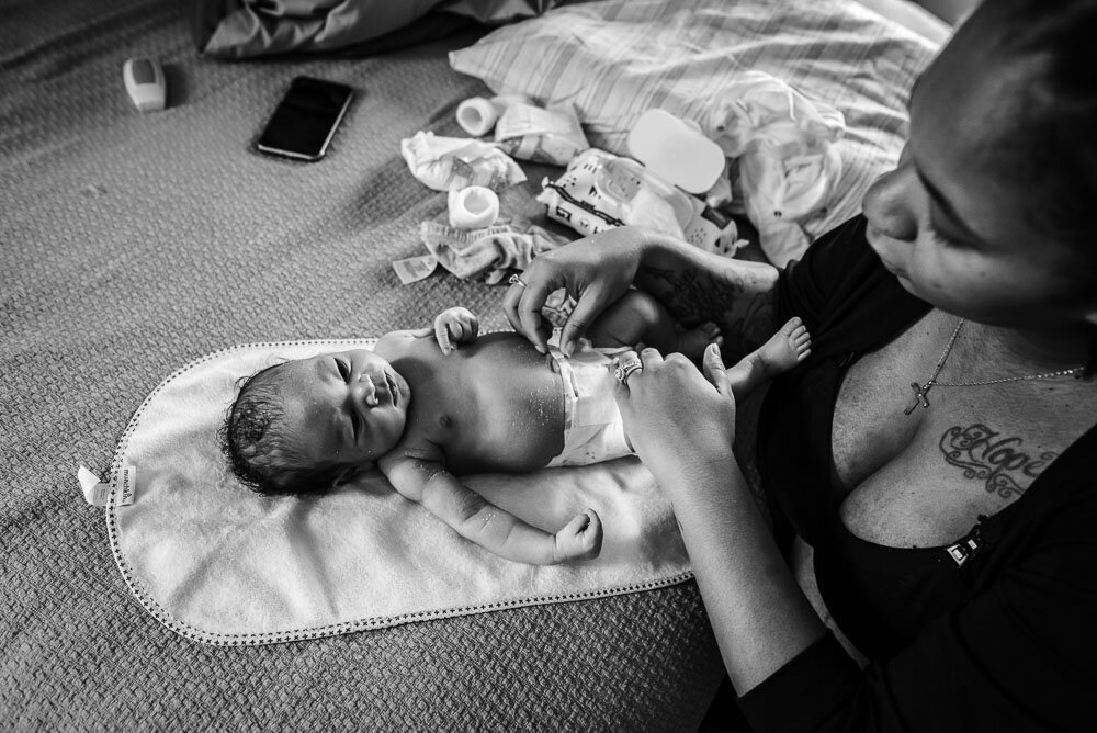 04-jacksonville-intimate-postpartum-photography-newborn-home-breastfeeding.JPG