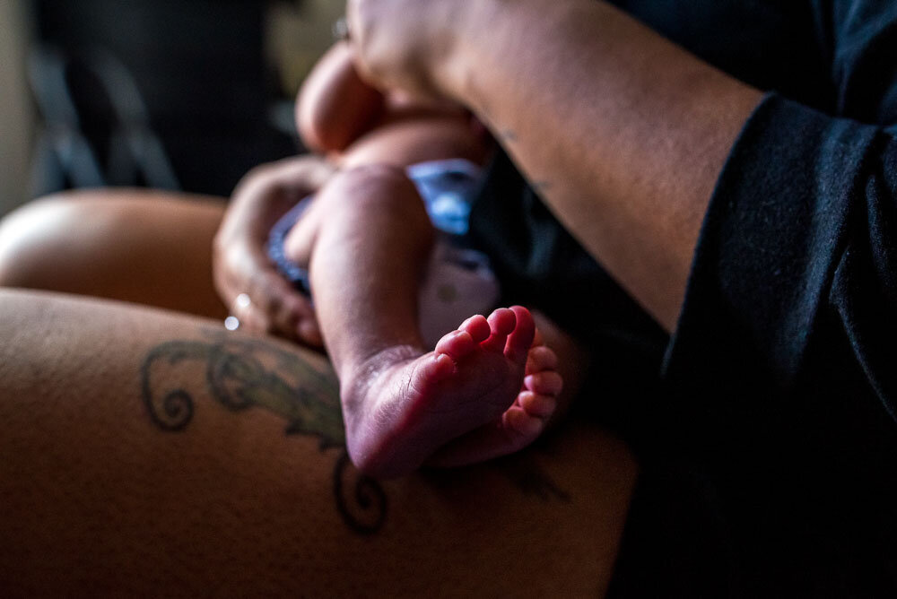 07-jacksonville-intimate-postpartum-photography-newborn-home-breastfeeding.JPG