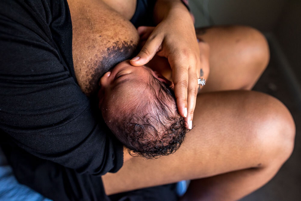 08-jacksonville-intimate-postpartum-photography-newborn-home-breastfeeding.JPG