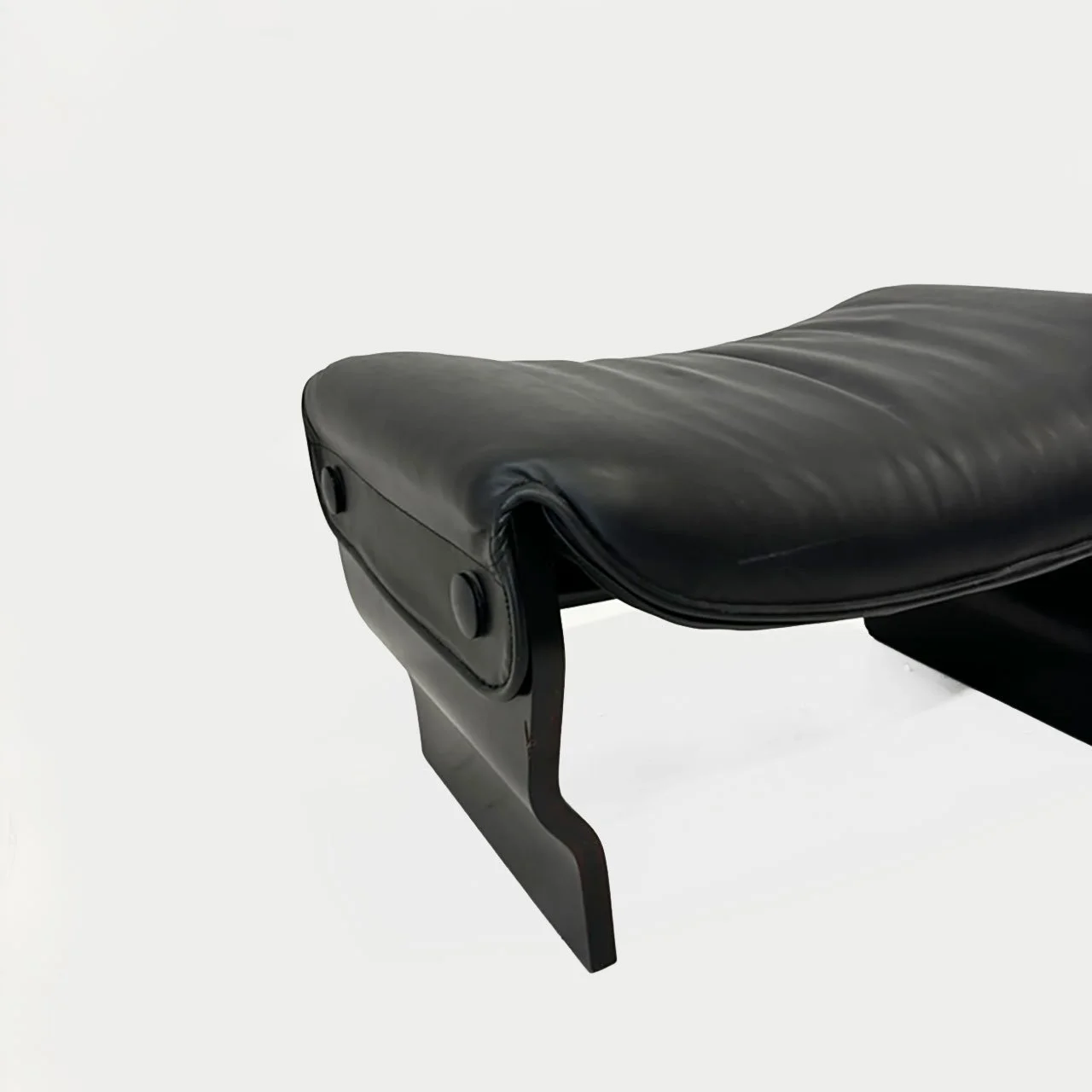 Osvaldo Borsani Canada model stool / footrest