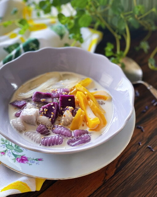 Sweet Tapioca Dumplings in Coconut Sauce (ครองแครงน้ำกะทิ)