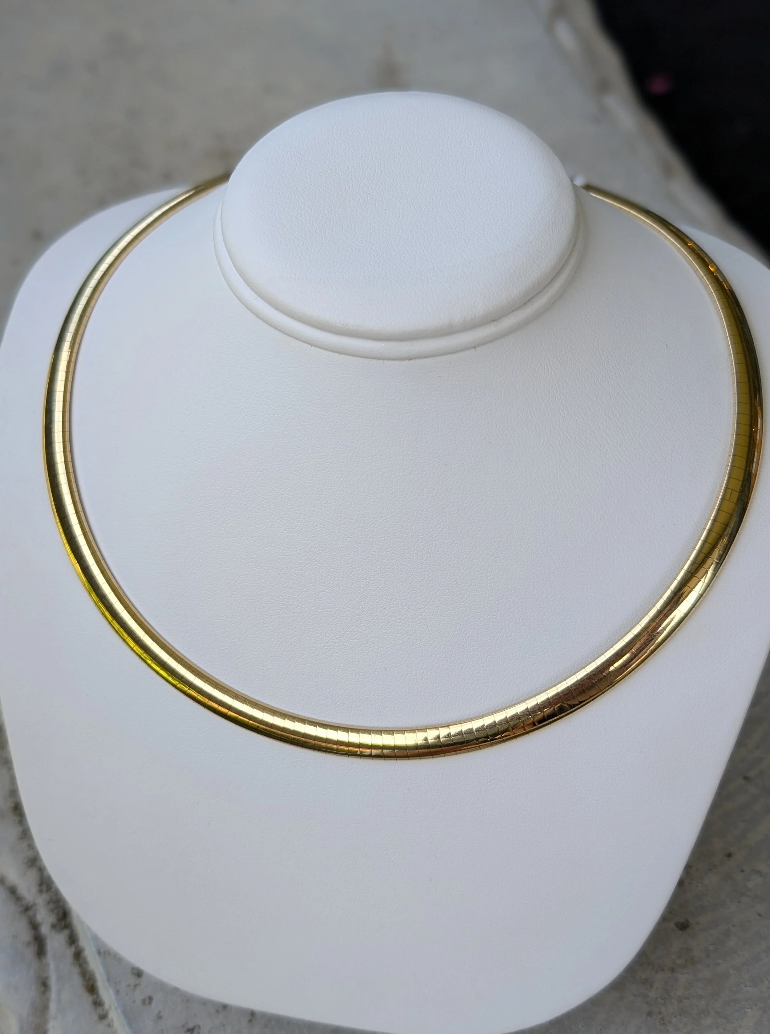 14k yellow gold 6mm omega necklace measuring 17 inches. (431-3695)