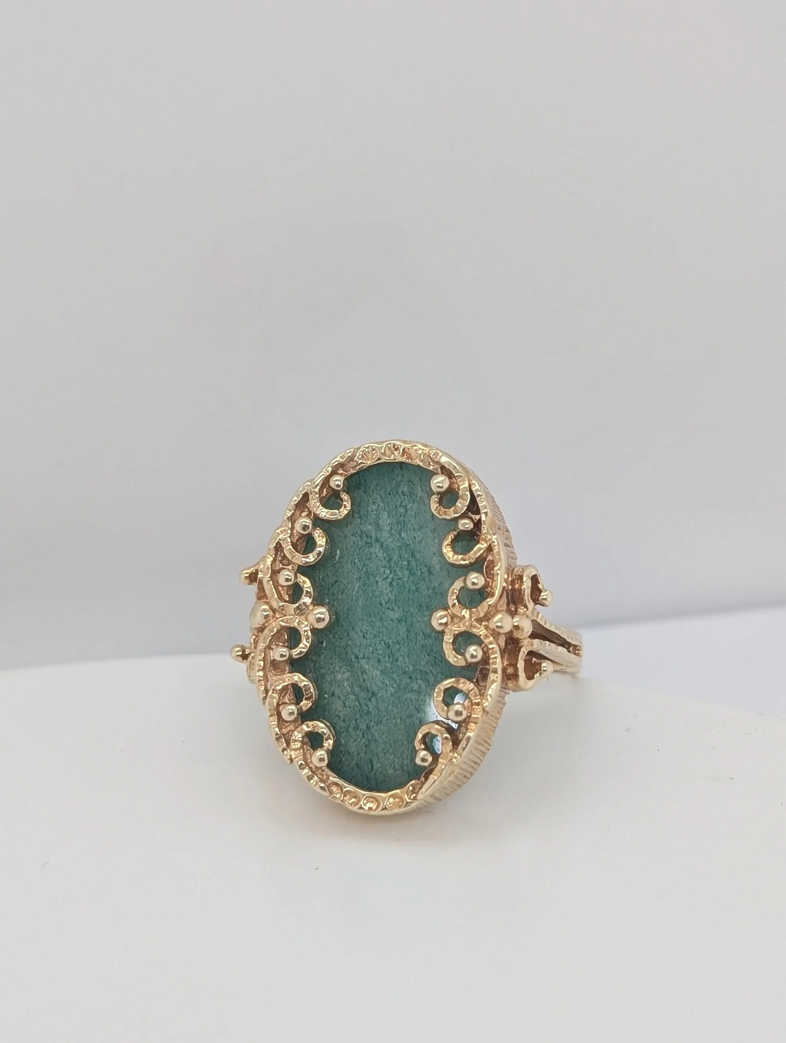 14k yellow gold oval green serpentine ring with ornate bezel. Size 7. (200-2202)