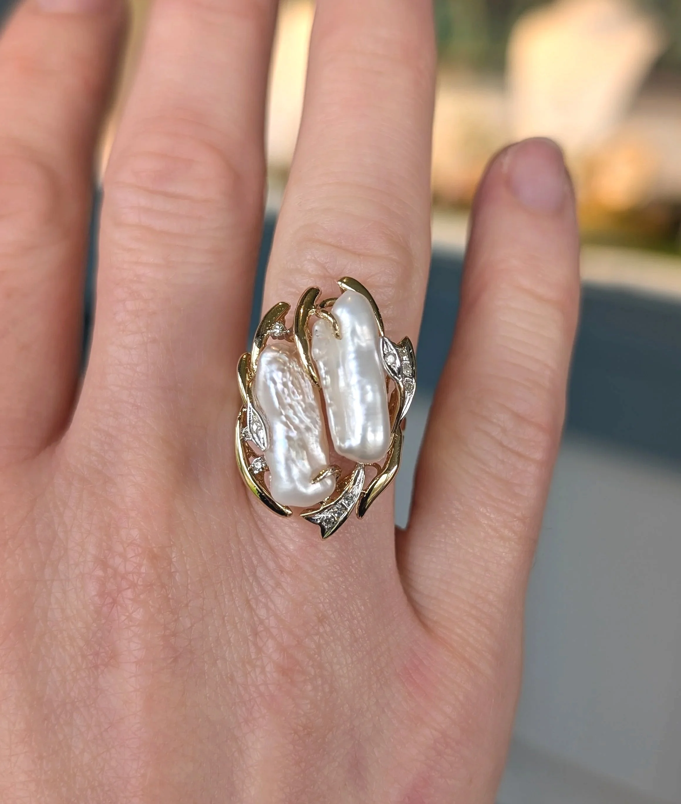 14k two tone pearl and diamond freeform ring. Size 5.75. (300-65)
