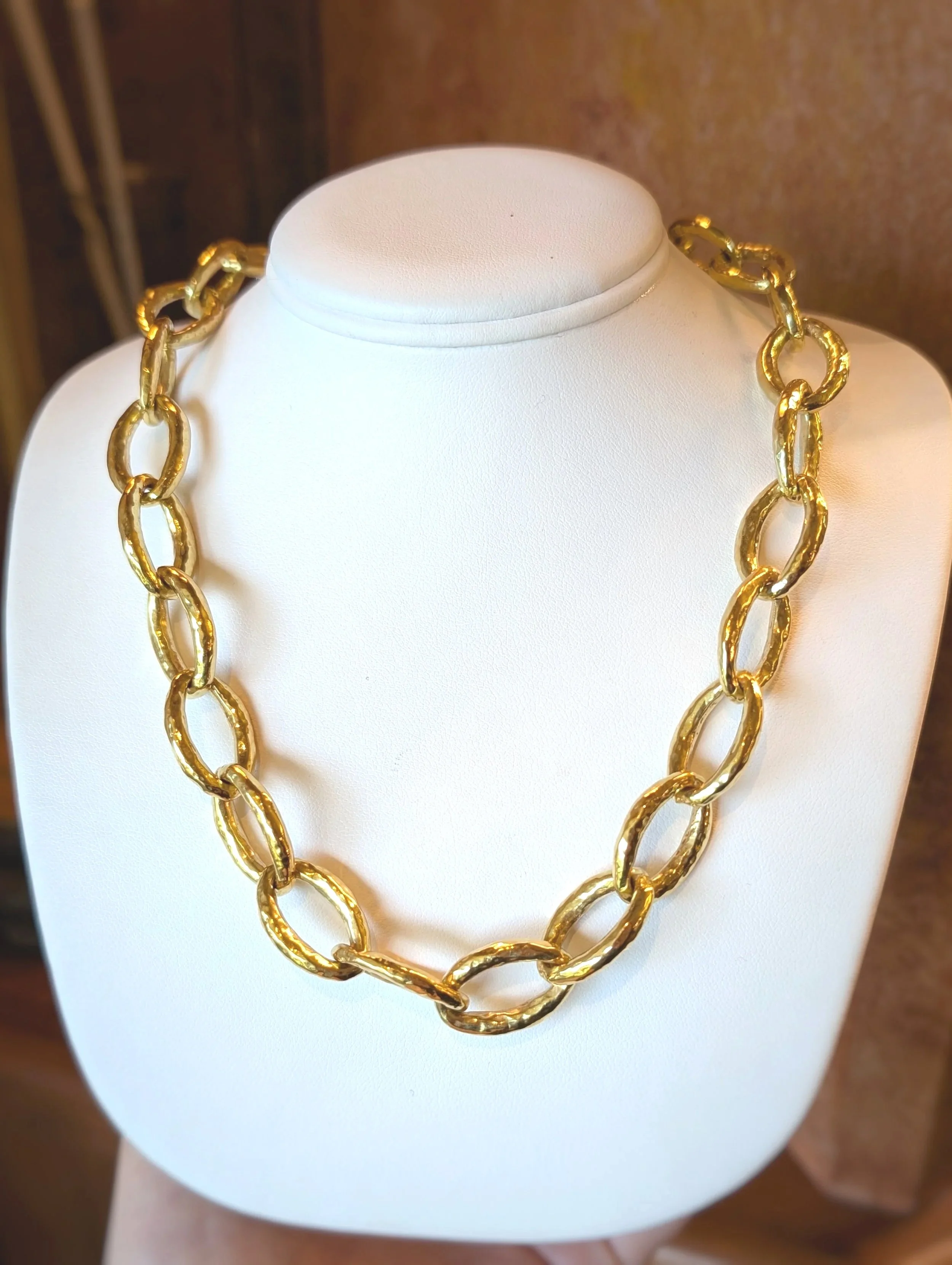 Ippolita 18k yellow gold hammered oval link necklace with bar and toggle clasp. 18 inches. (431-3729)