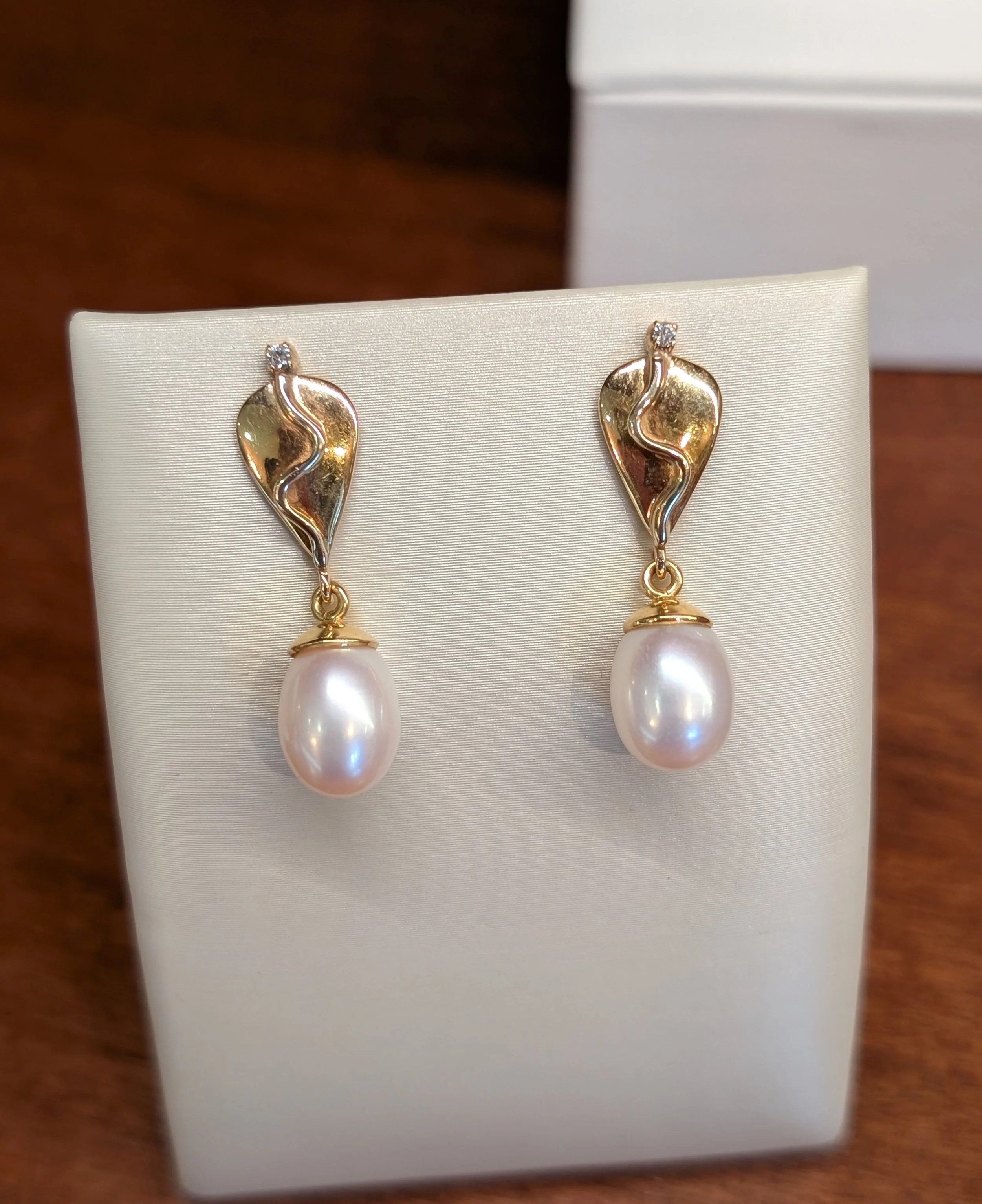 18k yellow gold fresh water pearl and diamond dangle earrings with post and clutches. (310-780)