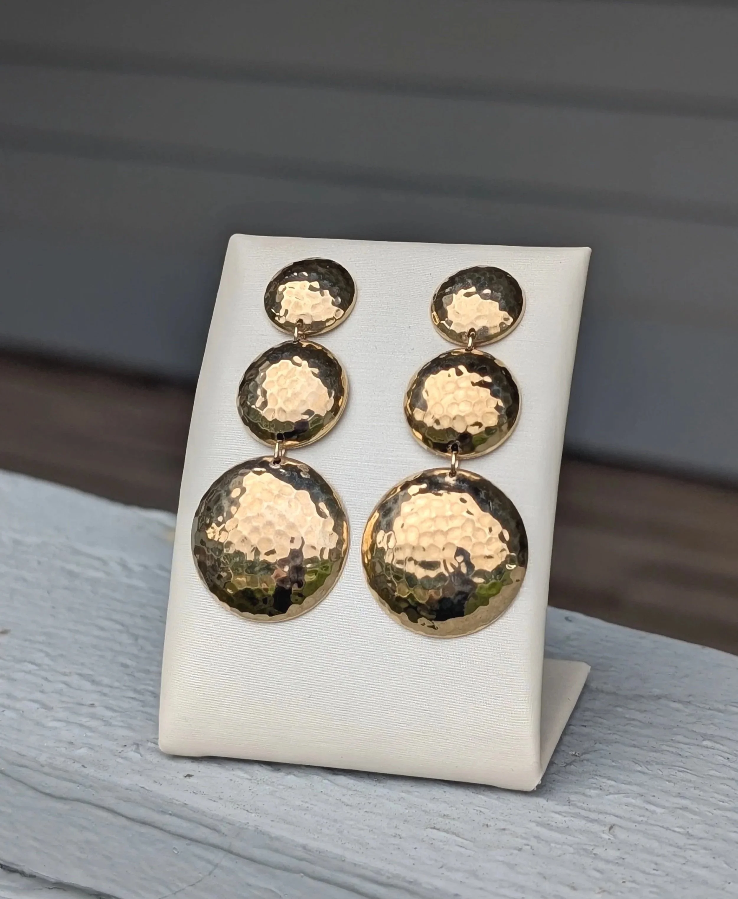 14k yellow gold puffy hammered disc dangle earrings with post and clutches. (425-5849)