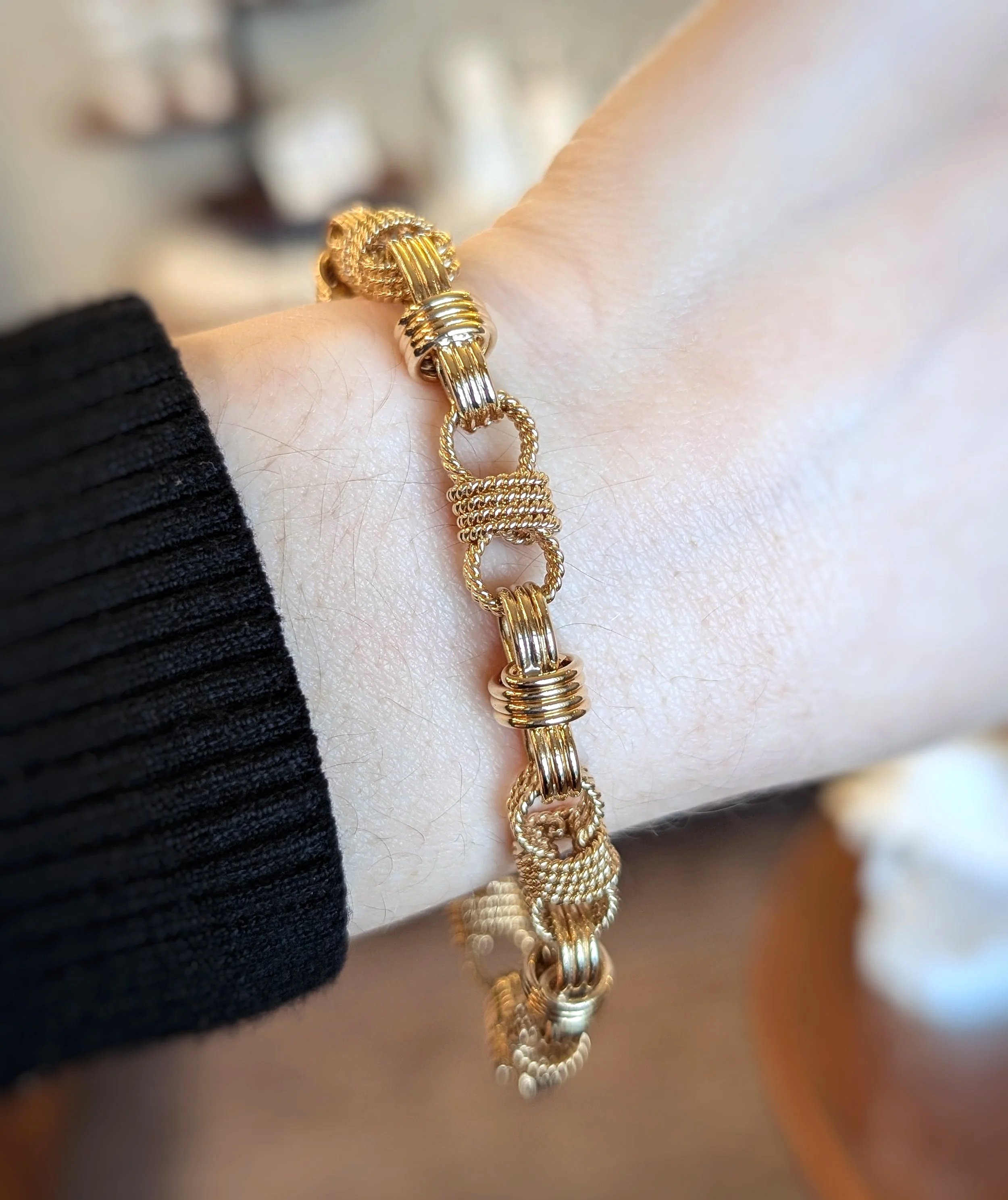 14k yellow gold alternating textured rope and polished fancy link bracelet with lobster clasp. 8 inches. (440-2002)