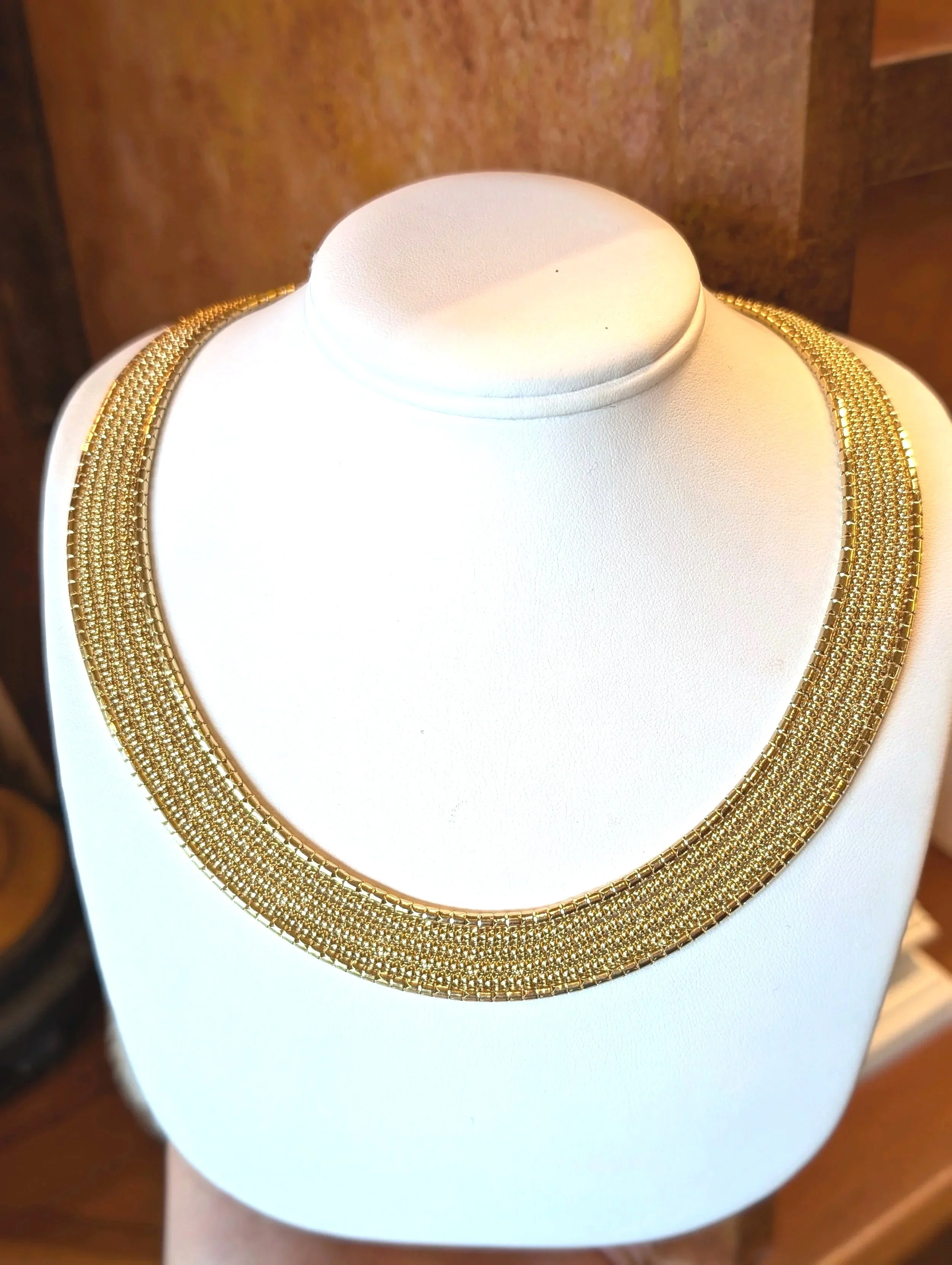 14k yellow gold mesh collar necklace.16 inches. (431-3730)