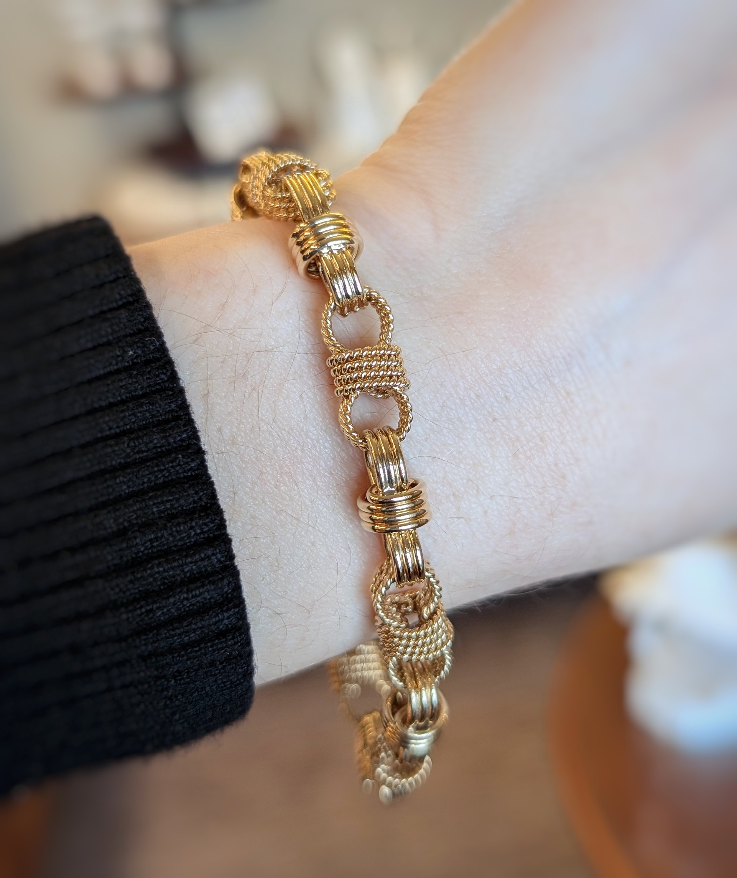 14k yellow gold alternating textured rope and polished fancy link bracelet with lobster clasp. 8 inches. (440-2002)