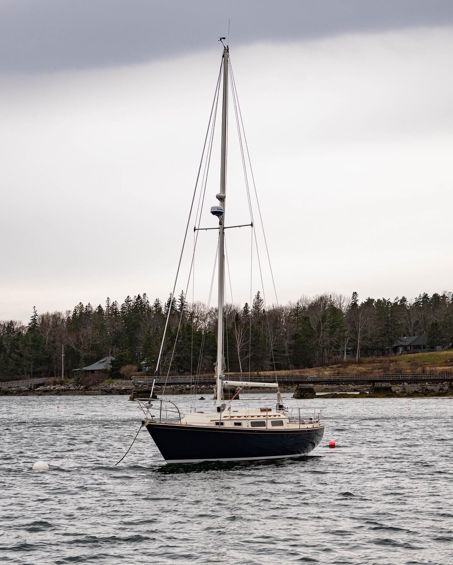 Today&rsquo;s weather doesn&rsquo;t feel very summery&hellip; nonetheless, there&rsquo;s a boat within the CHYC fleet that is in the water! Some other boats have splashed as well, and Center Harbor is finally beginning to repopulate. Happy spring.

#