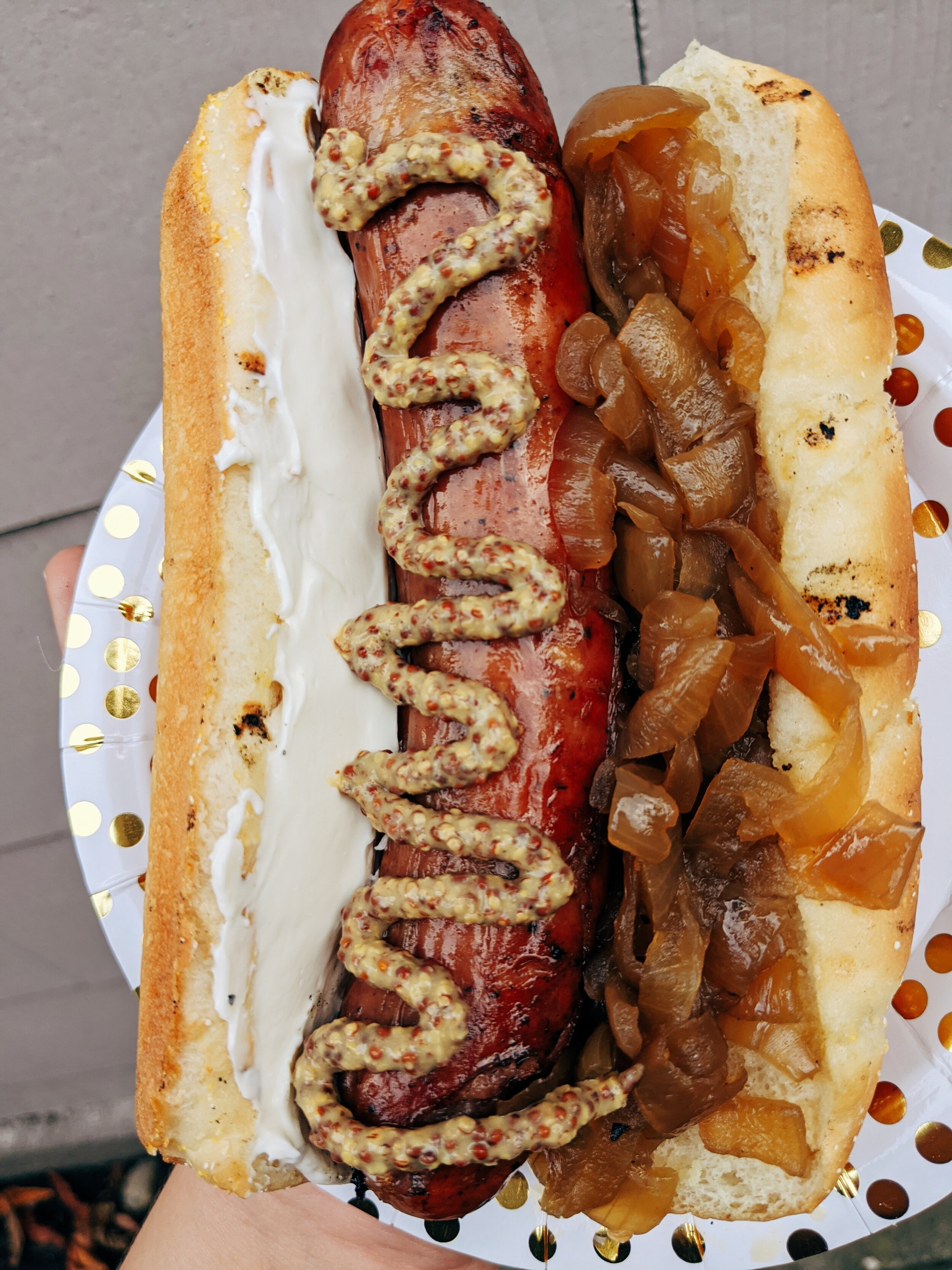 Hot Dogs com cebola caramelizada [Hot Dogs with caramelized onions]