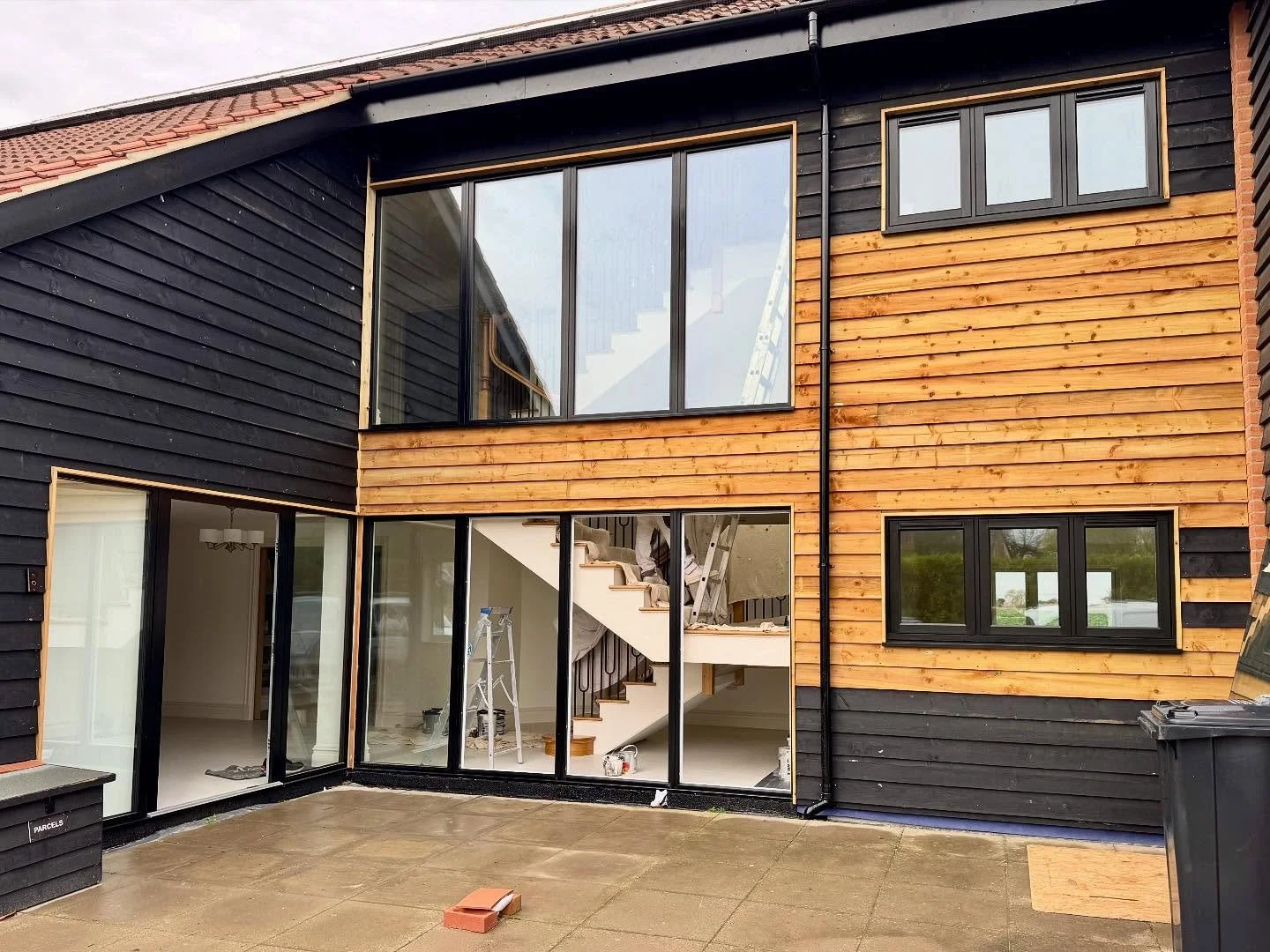 A perfect blend of classic character and modern performance 🖤
Residence 9 windows and aluminium sliding doors finished in No.10 Black outside, white interior, and triple glazed for all-season comfort 🍃 
@dekkowindowsystems