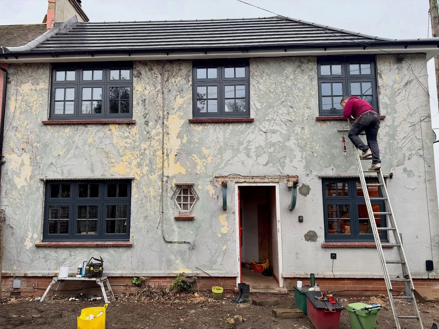 ✨ Transformation Tuesday ✨ 

We&rsquo;ve replaced tired single-glazed timber windows with sleek flush casement windows, finished in smooth Anthracite Grey externally and Heritage White internally 🤍🖤 

✔️ Modern look 
✔️ Traditional detailing 
✔️ A+