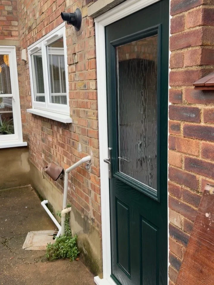 Installation this week ✔️
Ultimate Rose sash windows fitted, featuring mechanical joins for an authentic timber-look finish.

Also included:
🔹 Bespoke hardwood external cills
🔹 Heritage White colour finish
🔹 Brand new composite front &amp; rear do